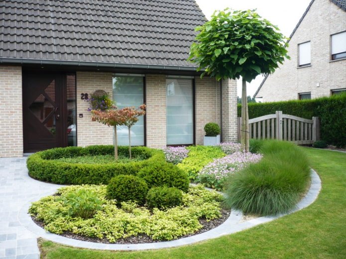 schöner Blumengarten in der Nähe des Hauses