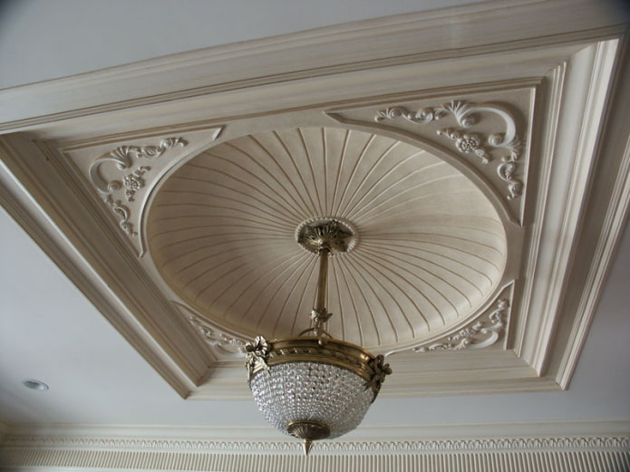 Stuckkuppel an der Decke