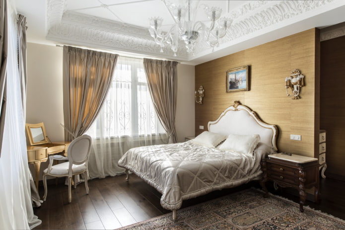 Stuckgesims an der Decke im Innenraum