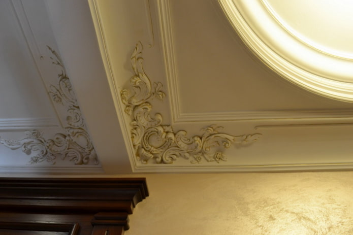 Stuck-Eckfragmente an der Decke
