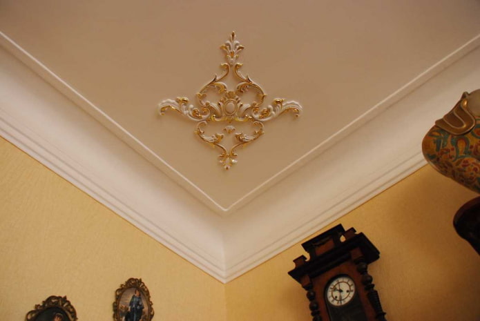 Stuckdekoration in der Deckenecke