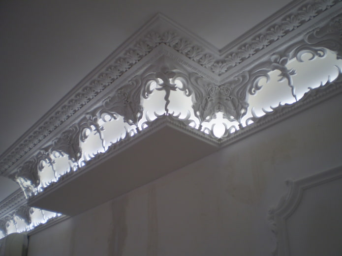 durchbrochenes Stuckdekor an der Decke