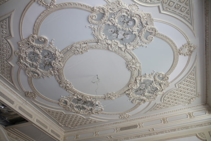 Flachrelief an der Decke
