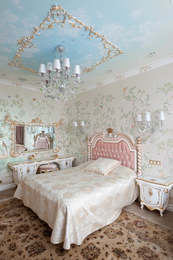 Goldenes Stuckdekor an der Decke