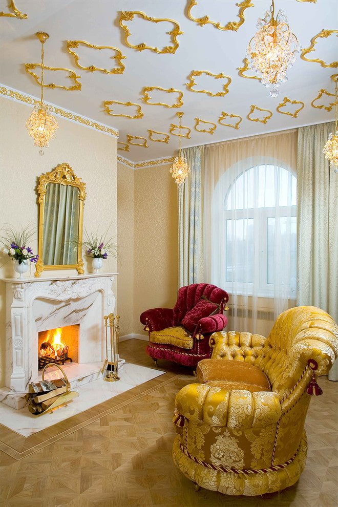 Goldenes Stuckdekor an der Decke