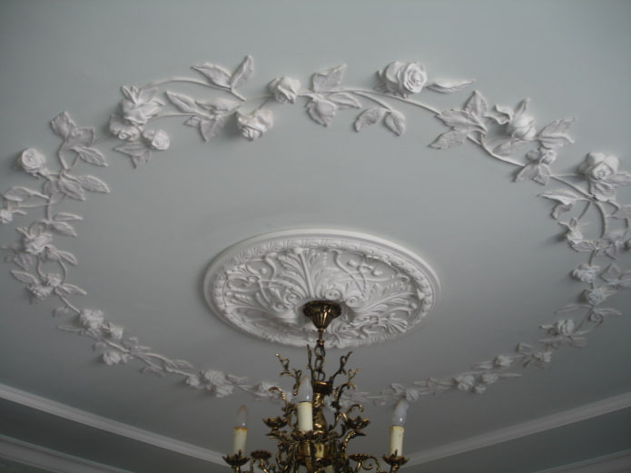 Stuckkranz an der Decke