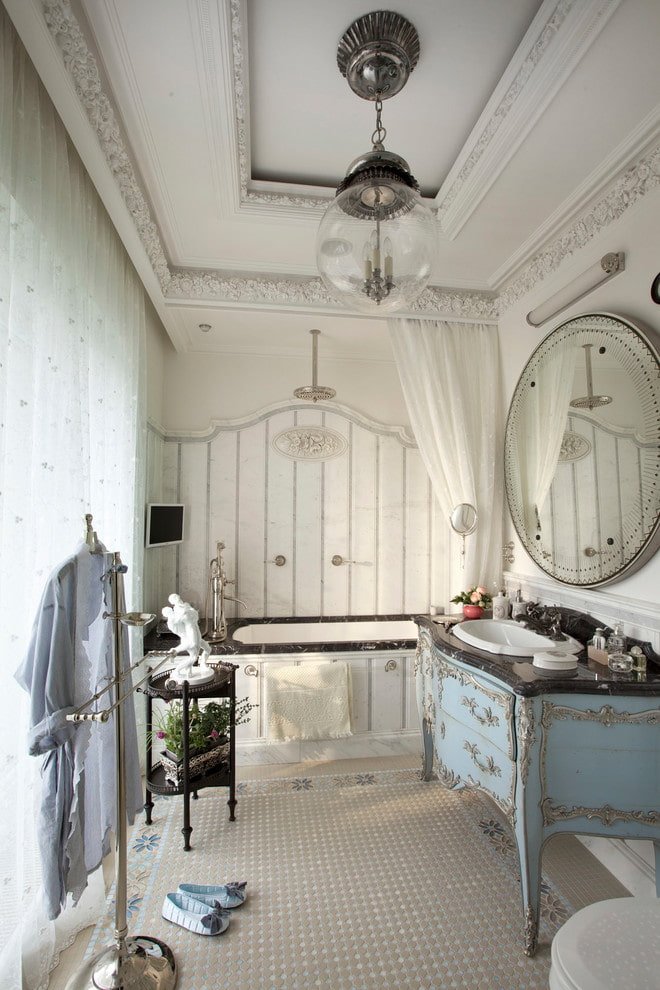 Stuckdekor an der Decke im Badezimmer