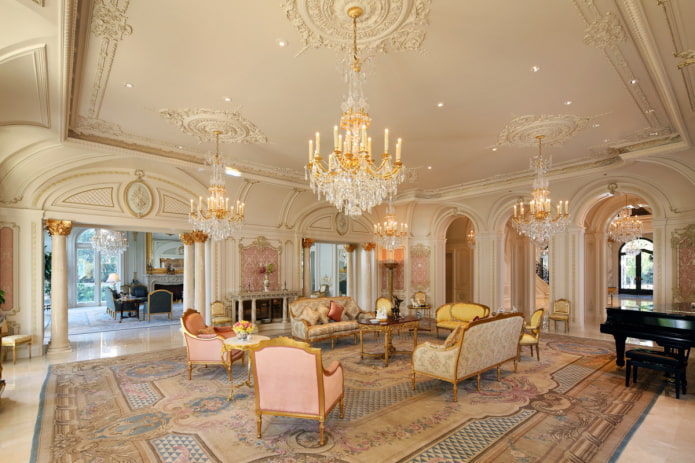 Stuckdekor an der Decke im Barockstil