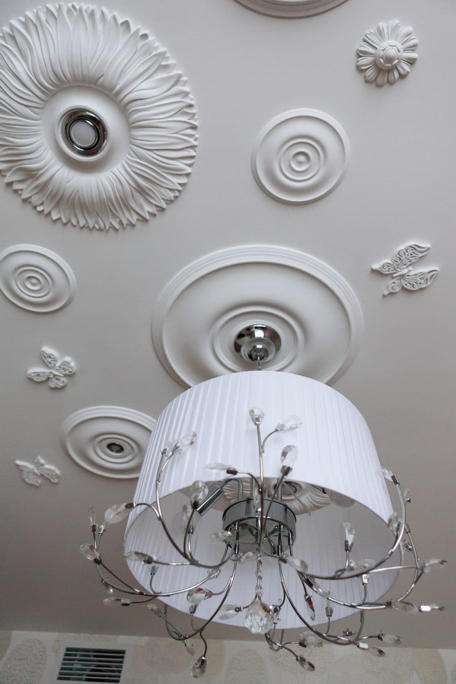 Stuckdekor an der Decke