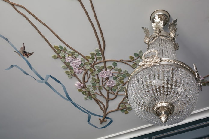 Stuckdekor in Form von Blumen an der Decke