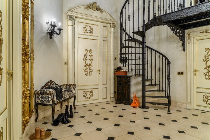 Wendeltreppe im Inneren eines Privathauses