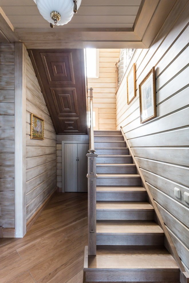 Holztreppe im Inneren eines Privathauses