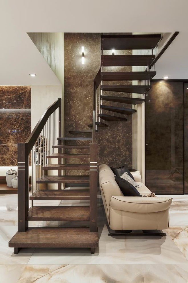 Holztreppe im Inneren eines Privathauses