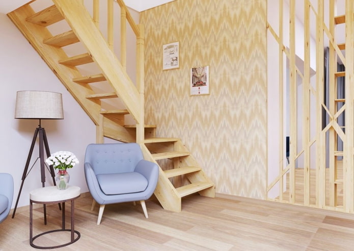 Holztreppe im Inneren eines Privathauses