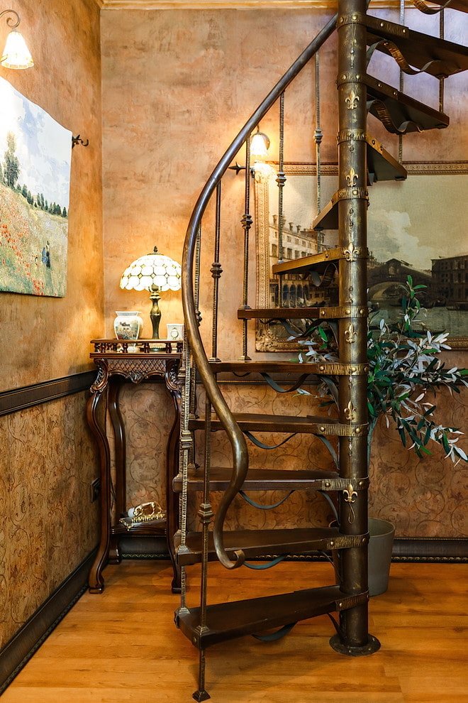 Metalltreppe im Inneren eines Privathauses