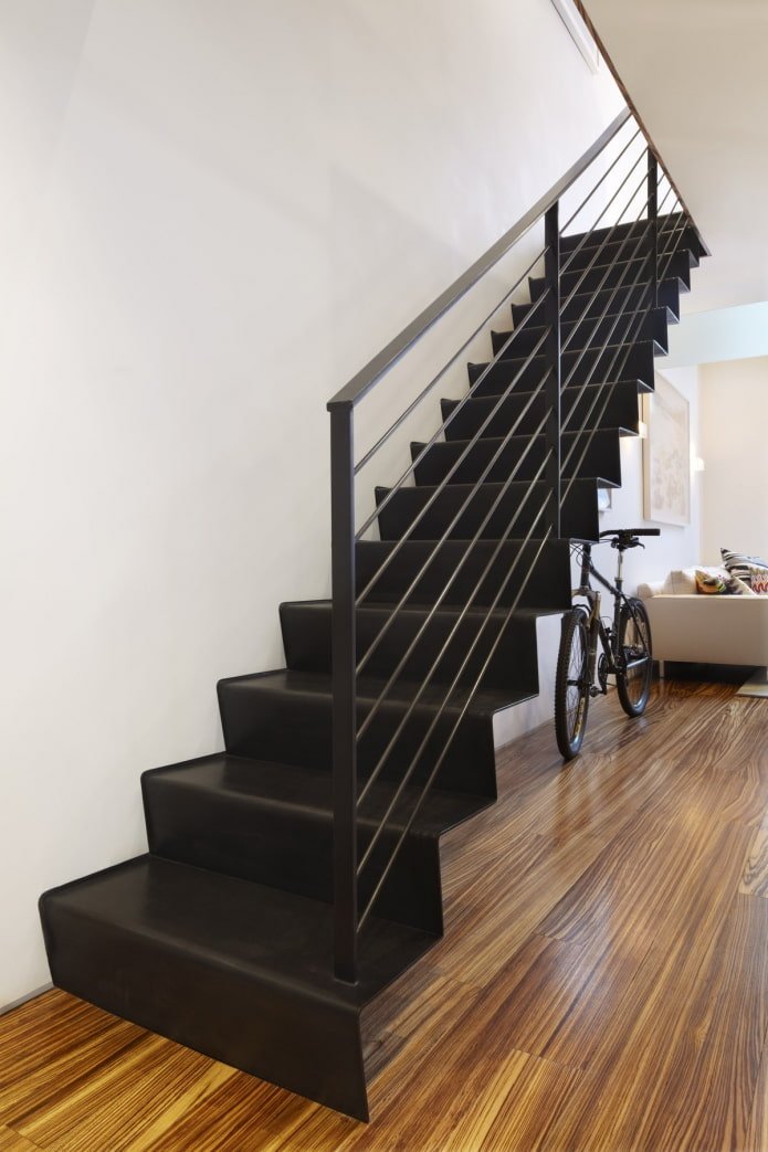 Metalltreppe im Inneren eines Privathauses