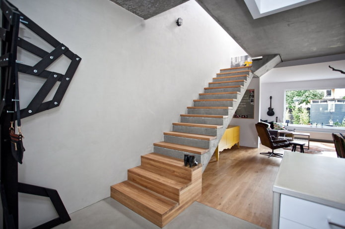 Betontreppe im Inneren eines Privathauses