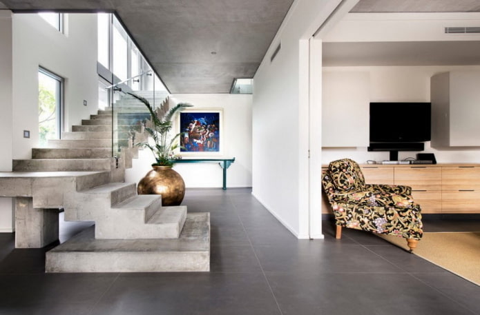 Betontreppe im Inneren eines Privathauses
