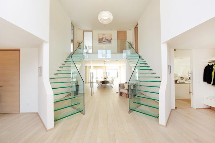 Glastreppe im Inneren eines Privathauses