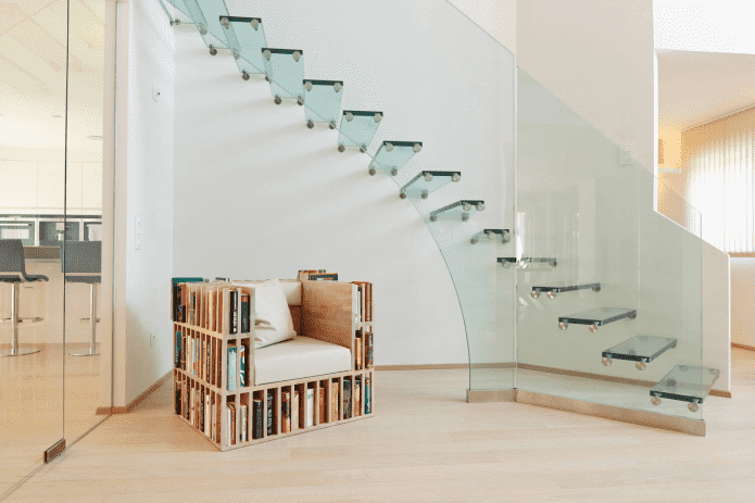 Glastreppe im Inneren eines Privathauses