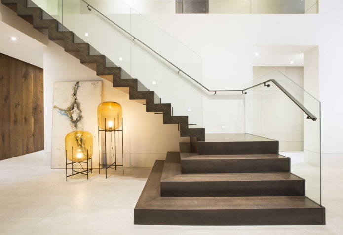 Steintreppe im Inneren eines Privathauses