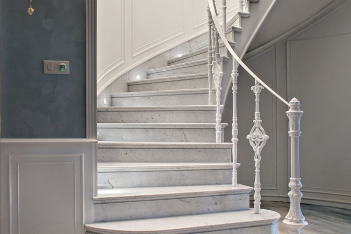 Steintreppe im Inneren eines Privathauses