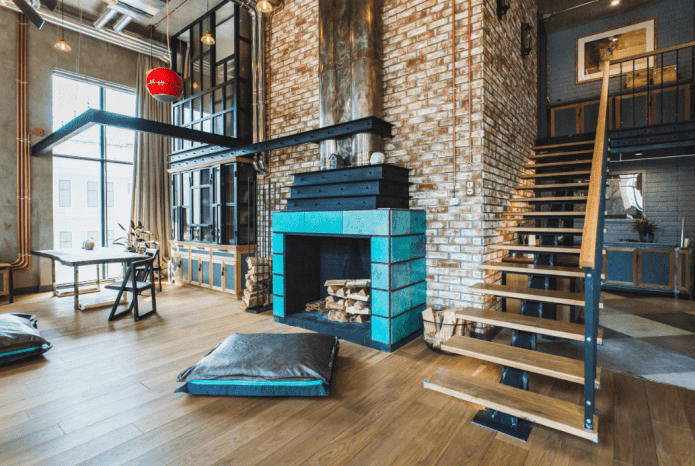 Treppe im Inneren des Hauses im Loft-Stil