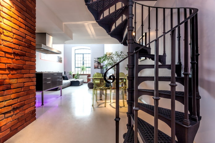 Treppe im Inneren des Hauses im Loft-Stil