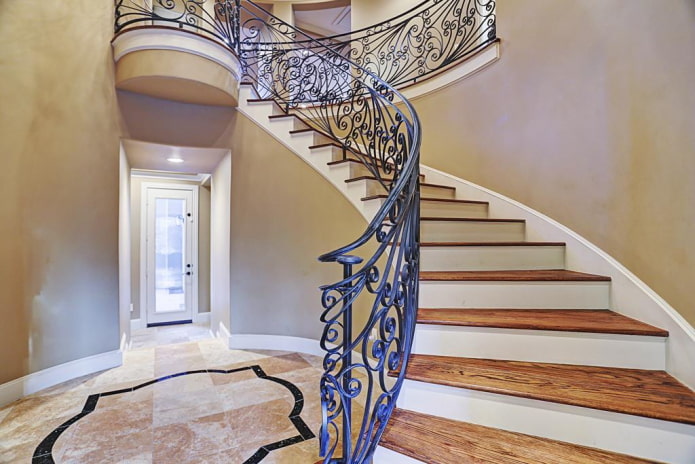 Treppenhausdesign im Inneren eines Privathauses