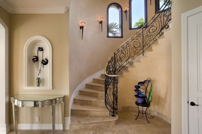 Treppenhausdesign im Inneren eines Privathauses