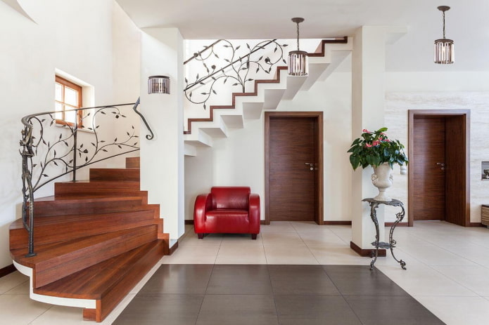 Treppe im Flur im Inneren eines Privathauses