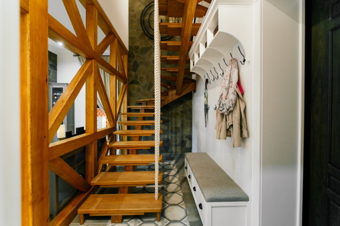 Treppe im Flur im Inneren eines Privathauses