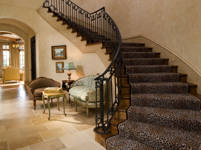 Treppendesign im Inneren eines Privathauses