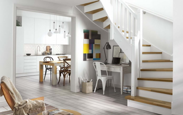 Treppe im Inneren eines Hauses im skandinavischen Stil