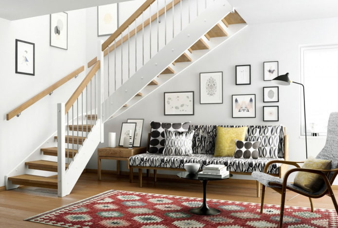 Treppe im Inneren eines Hauses im skandinavischen Stil