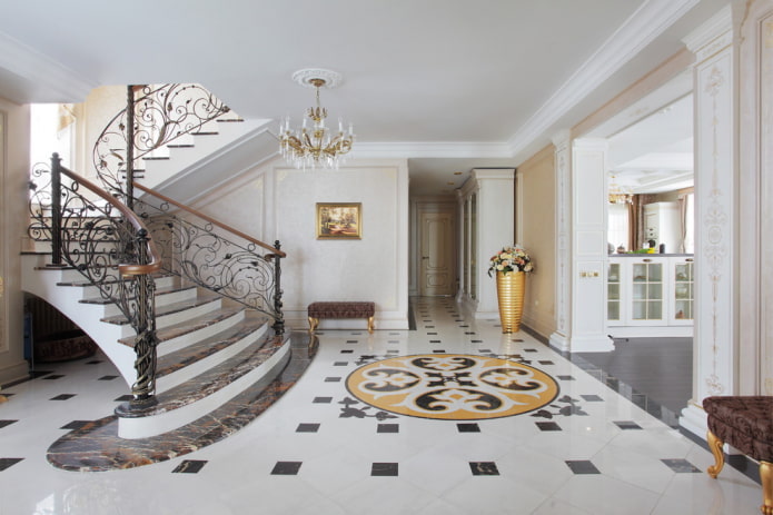 Treppe im Inneren eines Hauses im klassischen Stil