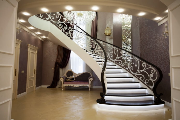 Treppe im Inneren eines Hauses im klassischen Stil