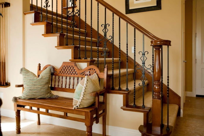 Treppe im Inneren eines Hauses im Landhausstil