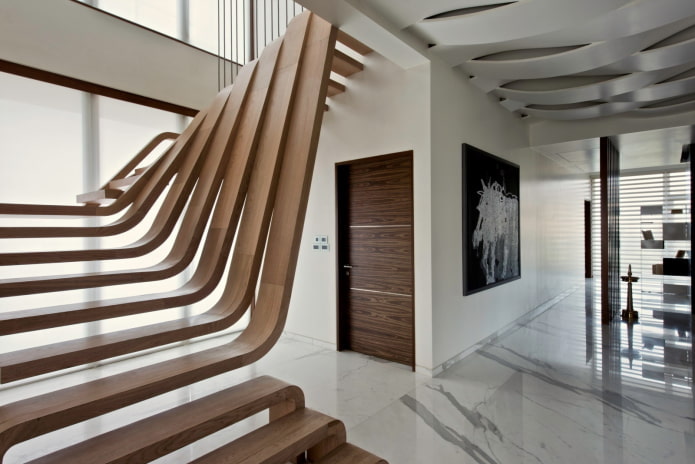 Treppe im Inneren eines Hauses im Hightech-Stil