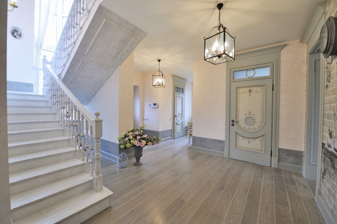 Treppe im Inneren eines Hauses im Provence-Stil
