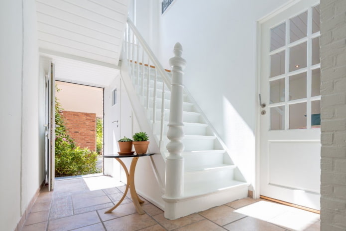 Farbschema der Treppe im Inneren des Hauses