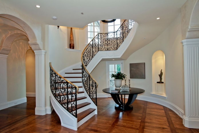 Treppenhausdesign im Inneren eines Privathauses