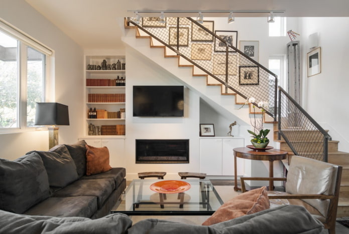 Treppe im Wohnzimmer im Inneren eines Privathauses