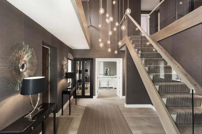 Treppe im Flur im Inneren eines Privathauses