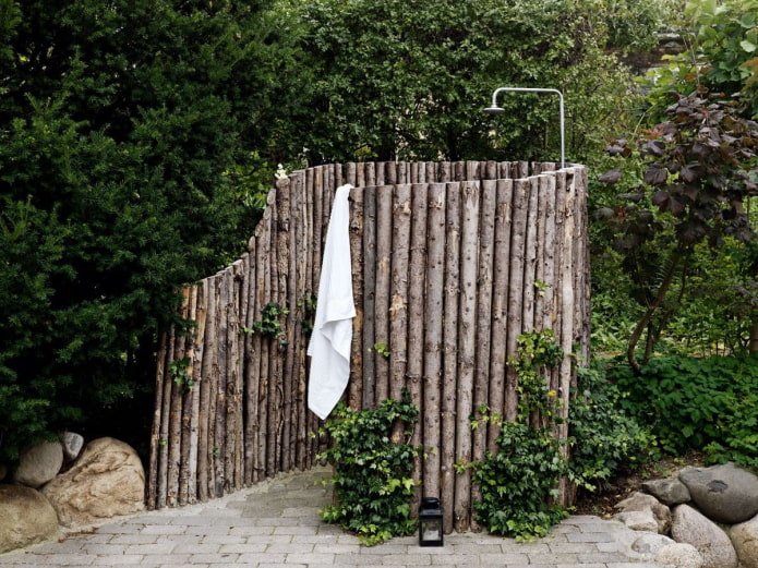Sommerdusche aus Baumstämmen