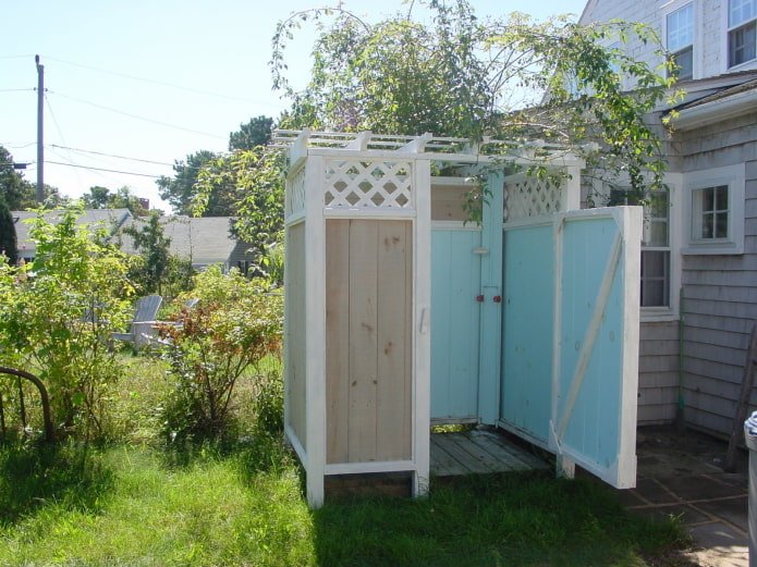 Sommerdusche in der Nähe des Hauses