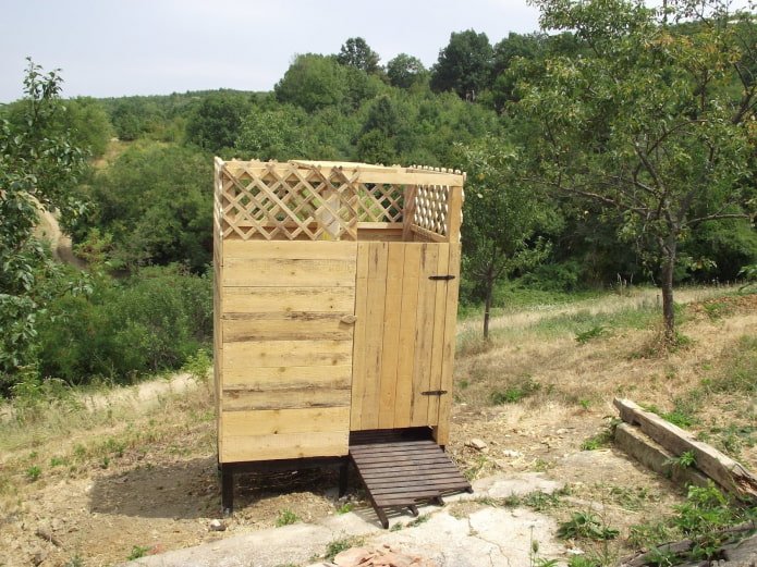 Sommerdusche aus Brettern