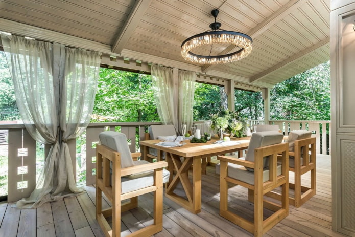 Essbereich im Pavillon