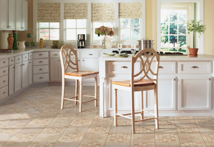 beiges Linoleum im Kücheninterieur