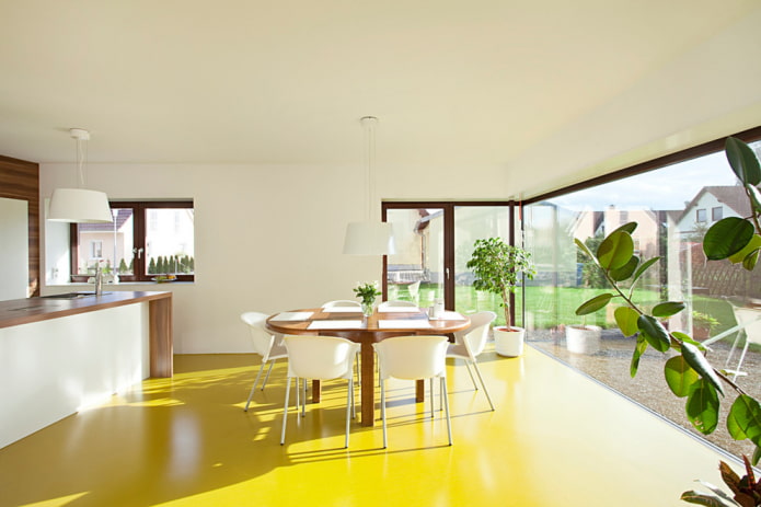 Gelbes Linoleum in der Küche Interieur